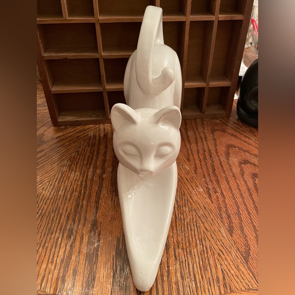 FAVRD White Cat figurine